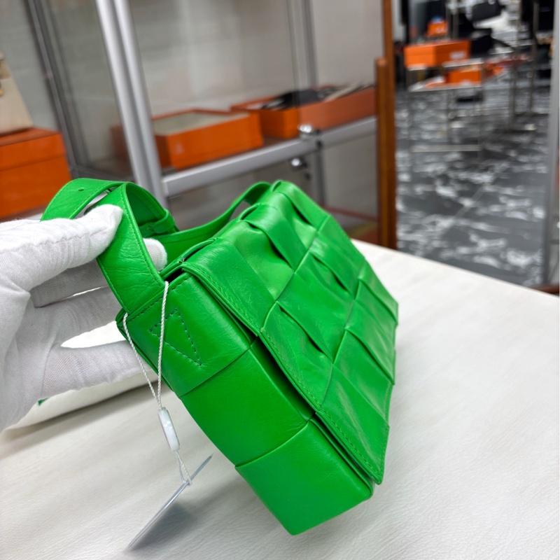 【99新】 BV 鸚鵡綠油臘皮十五格Cassette 斜挎包-1