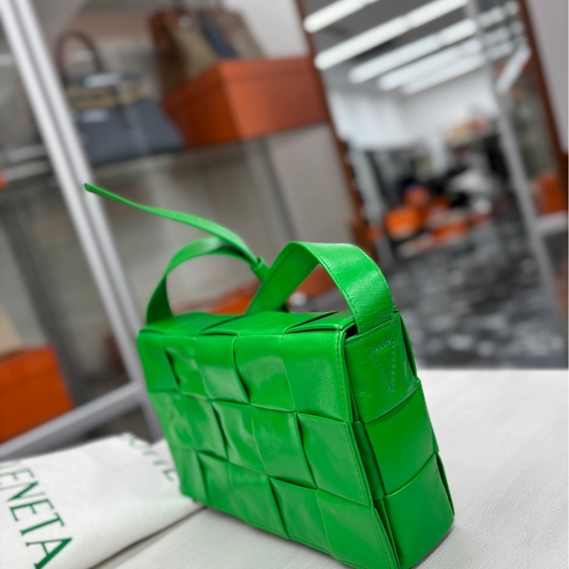 【99新】 BV 鸚鵡綠油臘皮十五格Cassette 斜挎包-2