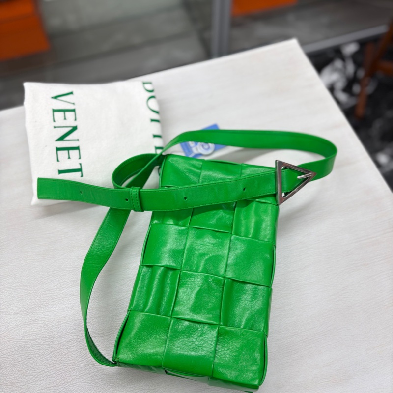 【99新】 BV 鸚鵡綠油臘皮十五格Cassette 斜挎包-3