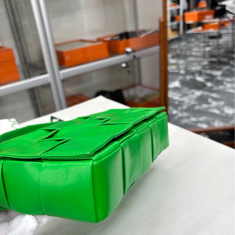 【99新】 BV 鸚鵡綠油臘皮十五格Cassette 斜挎包-4