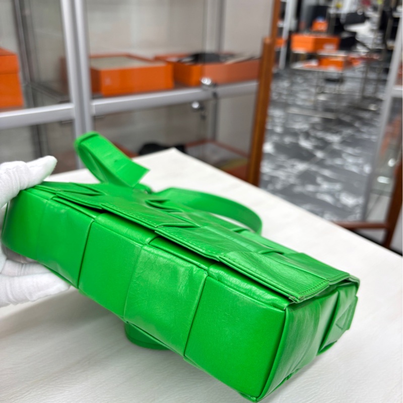 【99新】 BV 鸚鵡綠油臘皮十五格Cassette 斜挎包-5