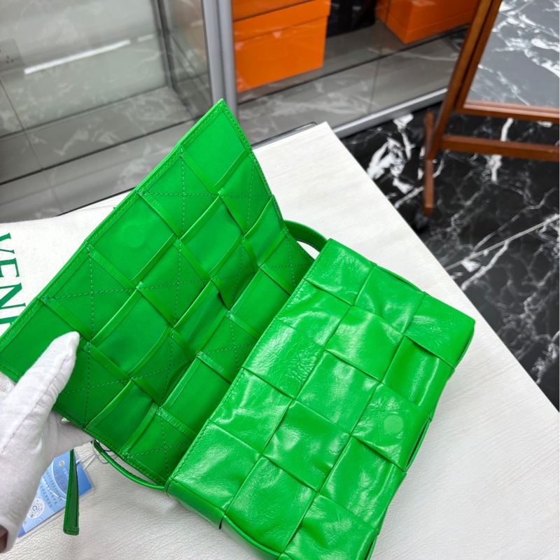 【99新】 BV 鸚鵡綠油臘皮十五格Cassette 斜挎包-6