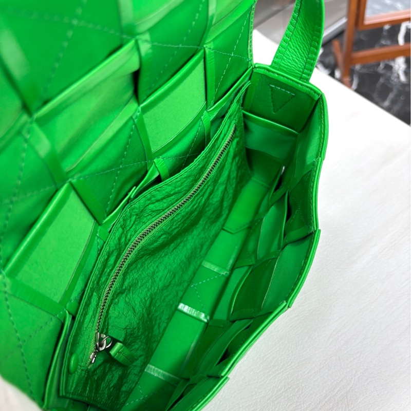 【99新】 BV 鸚鵡綠油臘皮十五格Cassette 斜挎包-7