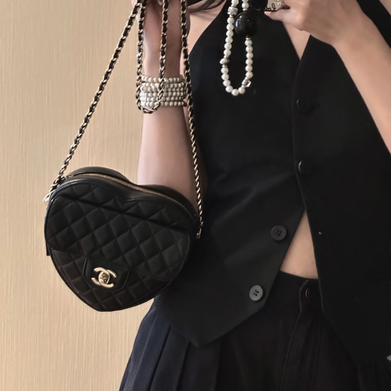 ෆ Chanel黑金愛心包大號-2