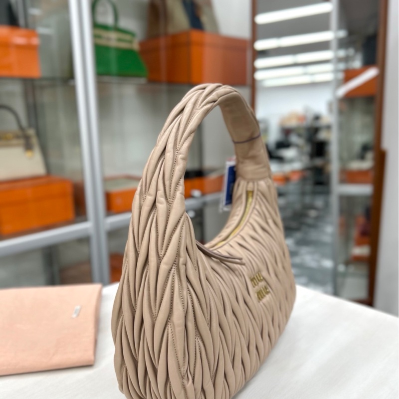 【閒置新】 Miumiu Wander藕粉色Hobo大號腋下包-1