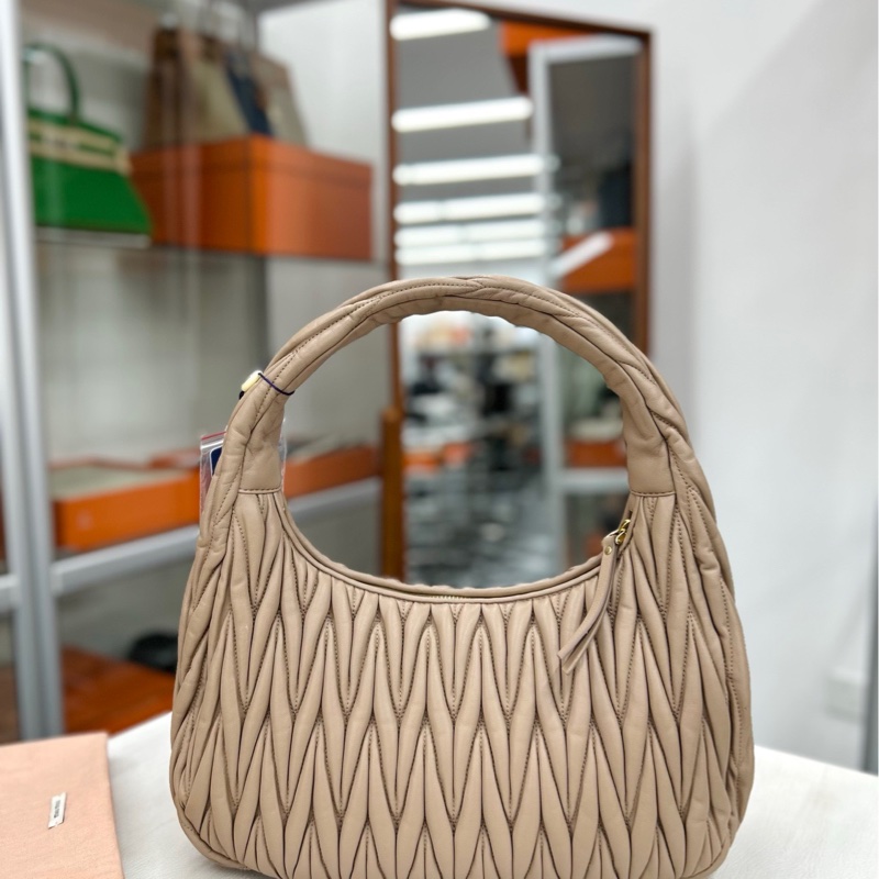 【閒置新】 Miumiu Wander藕粉色Hobo大號腋下包-3