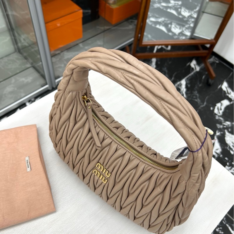 【閒置新】 Miumiu Wander藕粉色Hobo大號腋下包-4