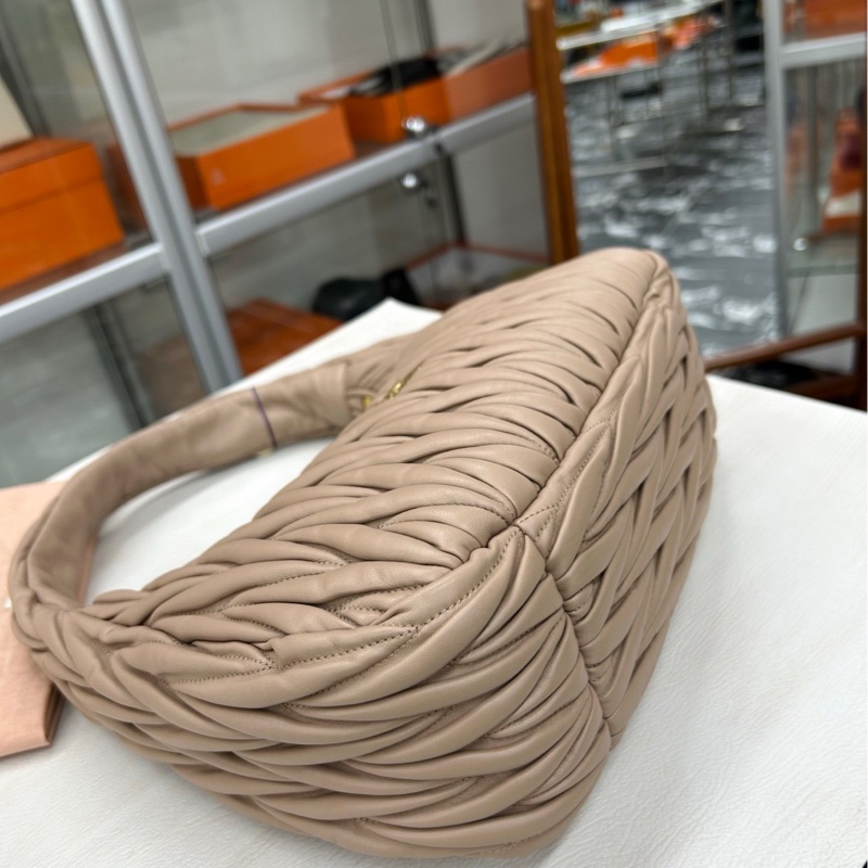 【閒置新】 Miumiu Wander藕粉色Hobo大號腋下包-5