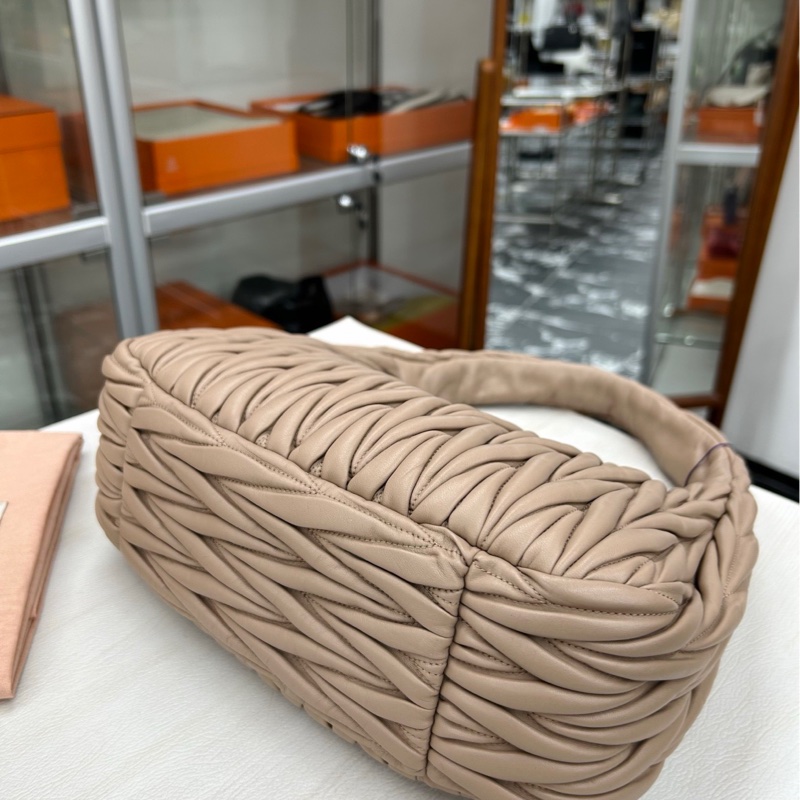 【閒置新】 Miumiu Wander藕粉色Hobo大號腋下包-6