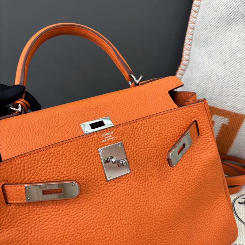 愛馬仕Hermes 愛馬仕橙銀扣Kelly28，togo皮，成色很棒98🆕以上，無明顯使用痕跡，兩個底釘膜還在，皮面非常乾爽，鎖鑰匙塵袋都在-4