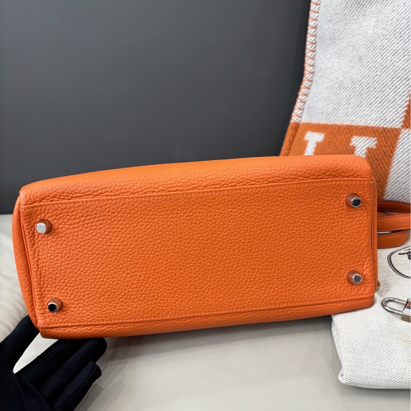 愛馬仕Hermes 愛馬仕橙銀扣Kelly28，togo皮，成色很棒98🆕以上，無明顯使用痕跡，兩個底釘膜還在，皮面非常乾爽，鎖鑰匙塵袋都在-5