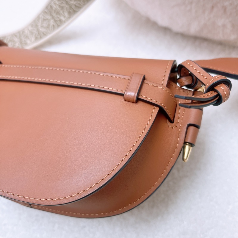 Loewe dual gate 迷你棕色馬鞍包-8
