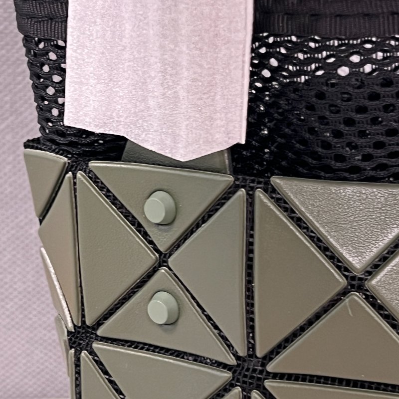 【未拆封】ISSEY MIYAKE 三宅一生 BAOBAO 軍綠色三角格4x4迷你手提包-1