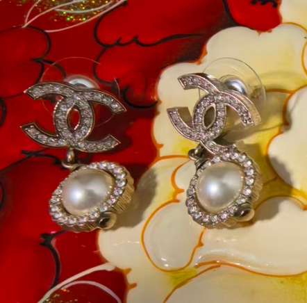 CHANEL 合金雙C帶鑽珍珠吊墜耳環-4