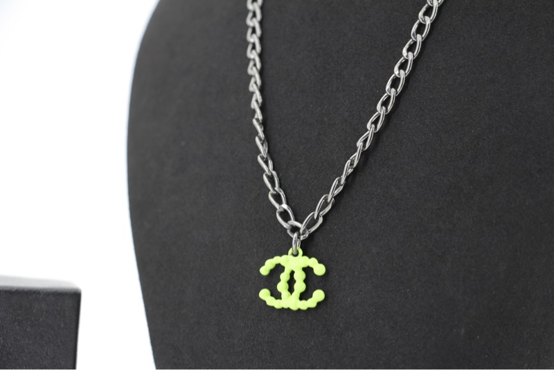 Chanel Vintage 04A樹脂螢光綠色CC灰鏈頸鏈-3