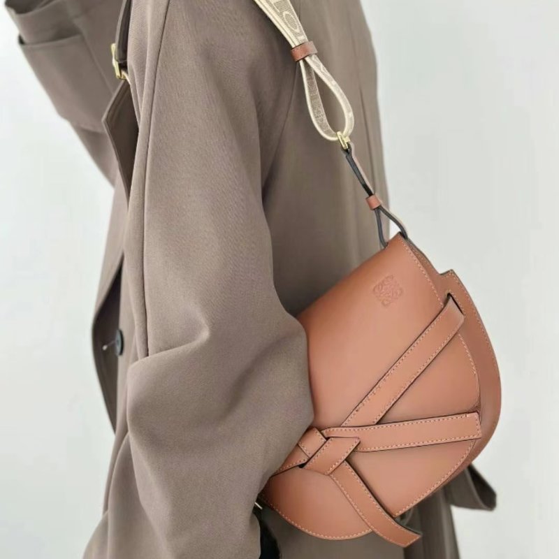 LOEWE棕色牛皮小號GATE斜背包-0