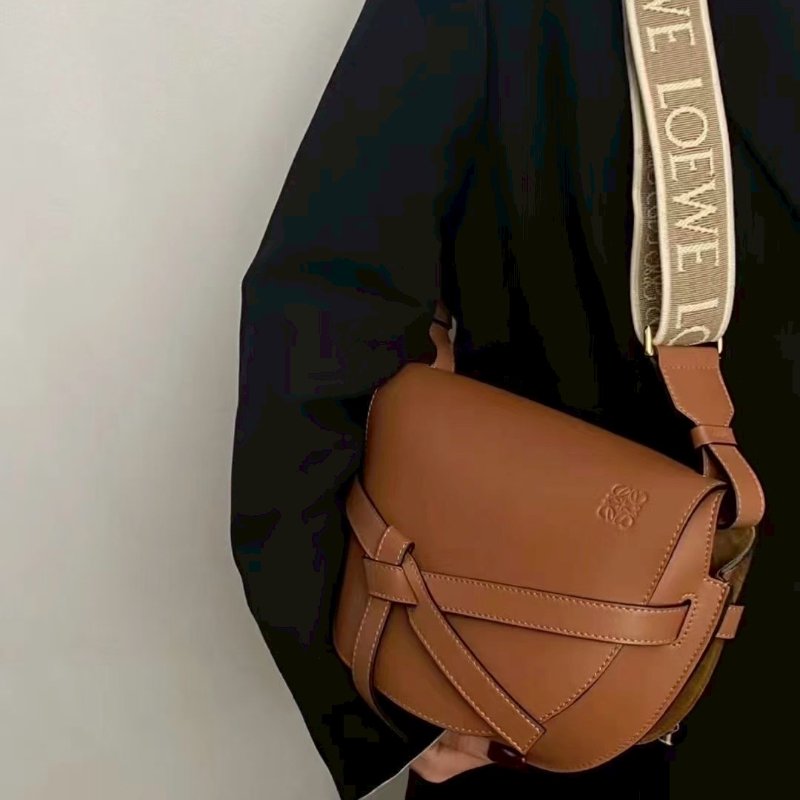 LOEWE棕色牛皮小號GATE斜背包-1