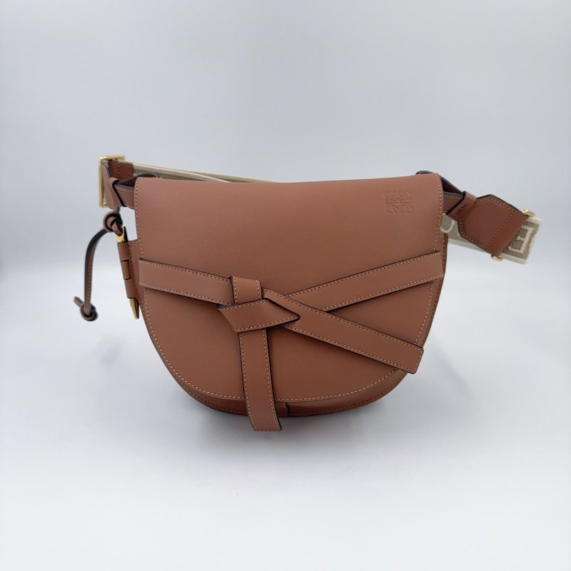 LOEWE棕色牛皮小號GATE斜背包-2