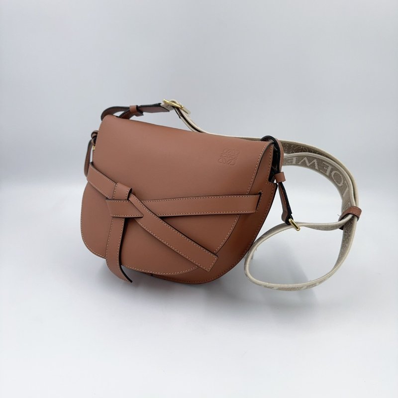LOEWE棕色牛皮小號GATE斜背包-3