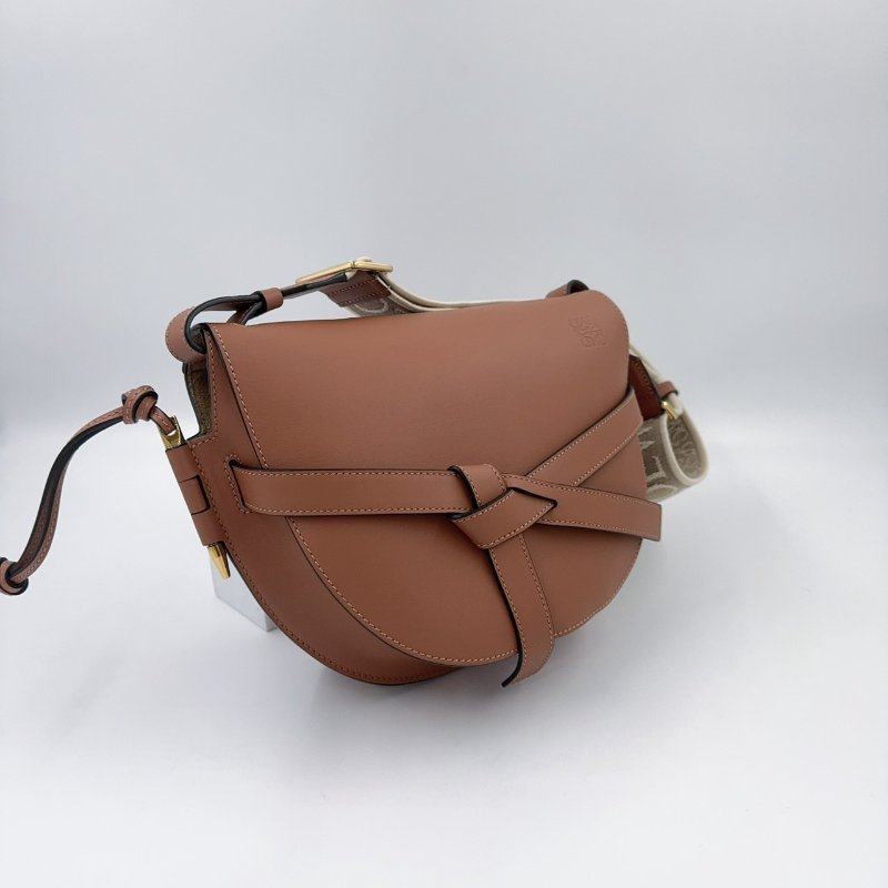 LOEWE棕色牛皮小號GATE斜背包-4