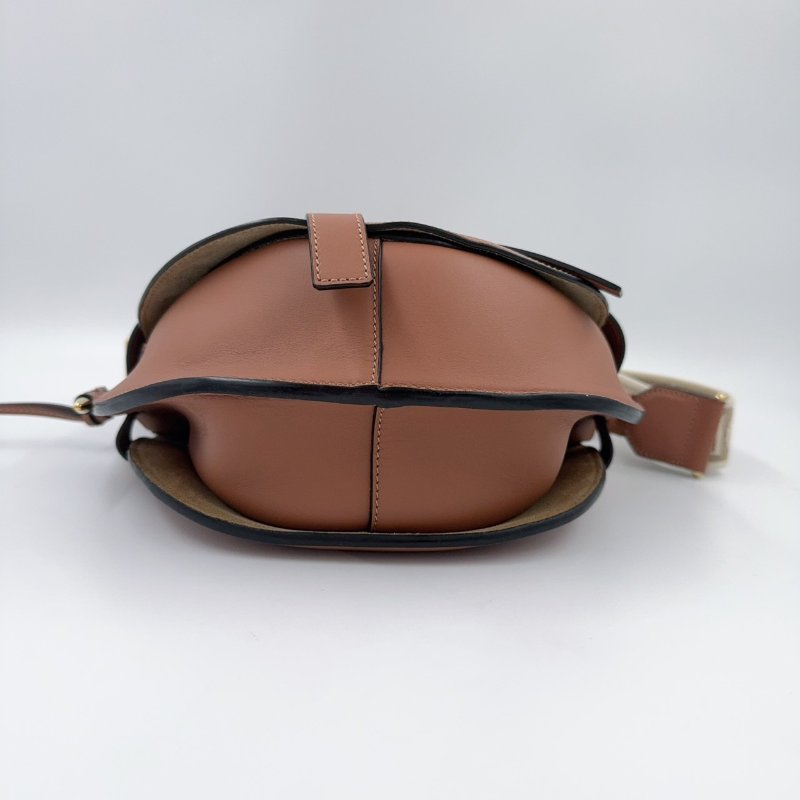 LOEWE棕色牛皮小號GATE斜背包-5