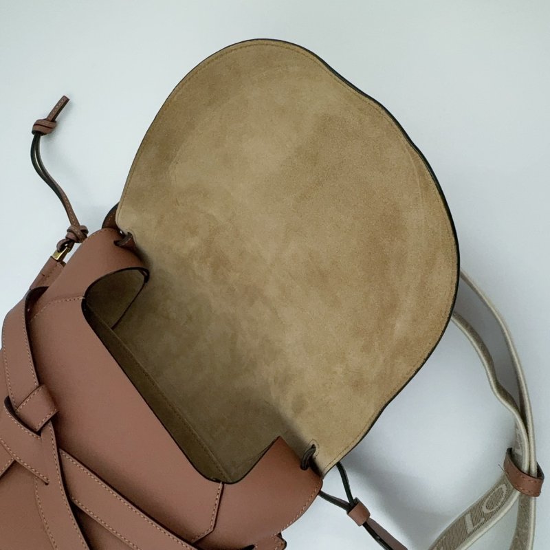 LOEWE棕色牛皮小號GATE斜背包-7