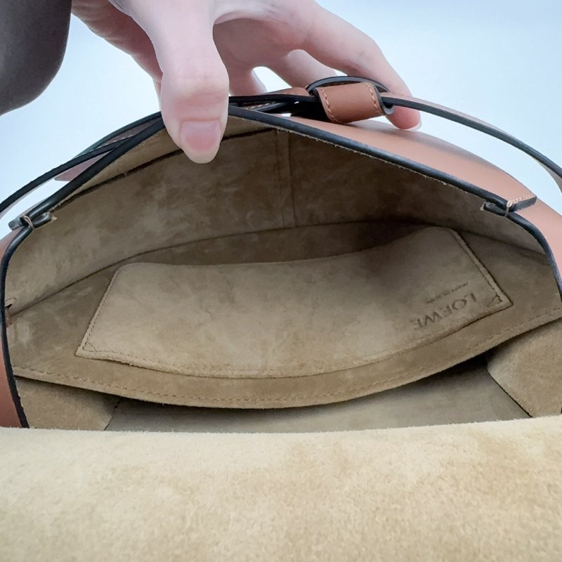 LOEWE棕色牛皮小號GATE斜背包-8