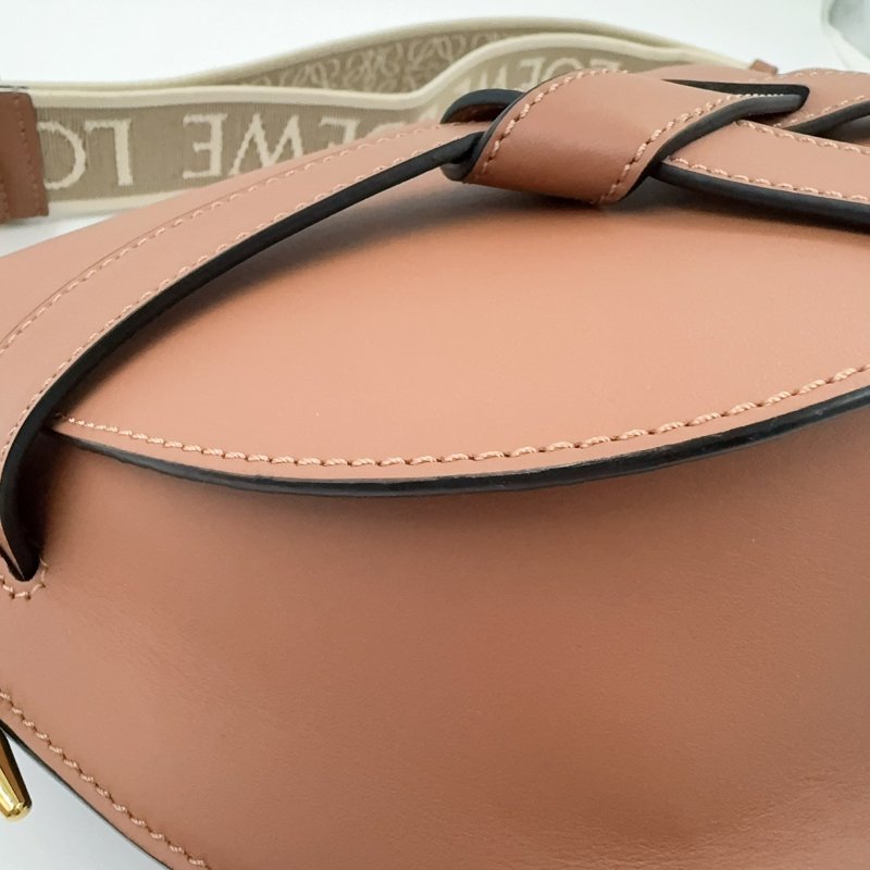 LOEWE棕色牛皮小號GATE斜背包-10