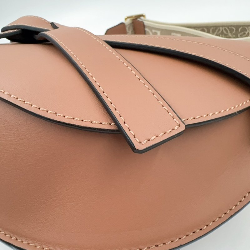 LOEWE棕色牛皮小號GATE斜背包-11