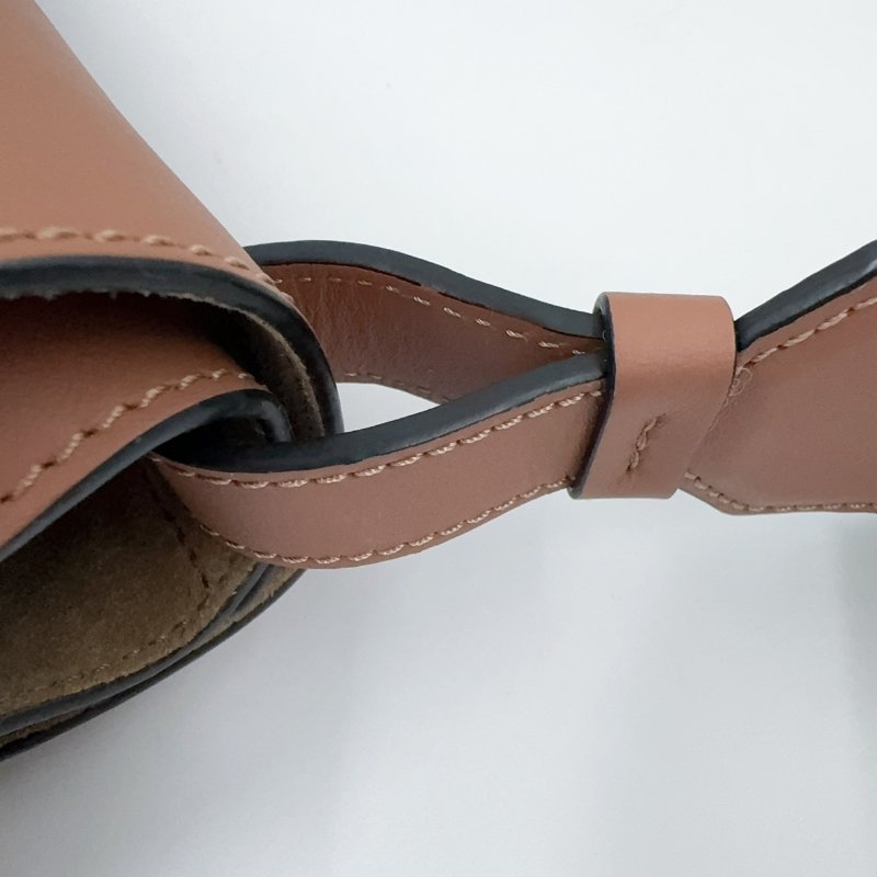 LOEWE棕色牛皮小號GATE斜背包-16