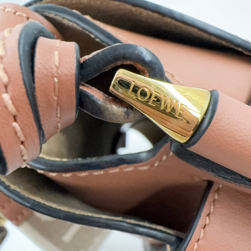 LOEWE棕色牛皮小號GATE斜背包-17