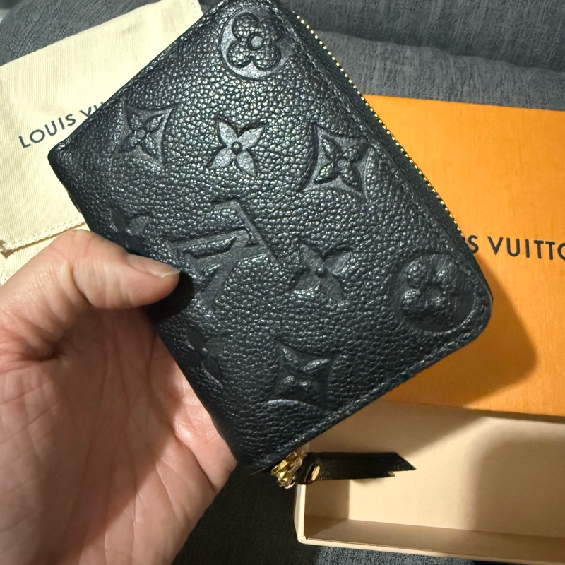 92新LV黑色壓紋全皮ㄇ拉卡包-1