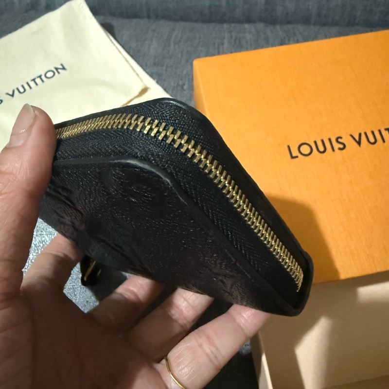 92新LV黑色壓紋全皮ㄇ拉卡包-3