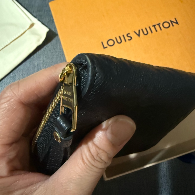 92新LV黑色壓紋全皮ㄇ拉卡包-6