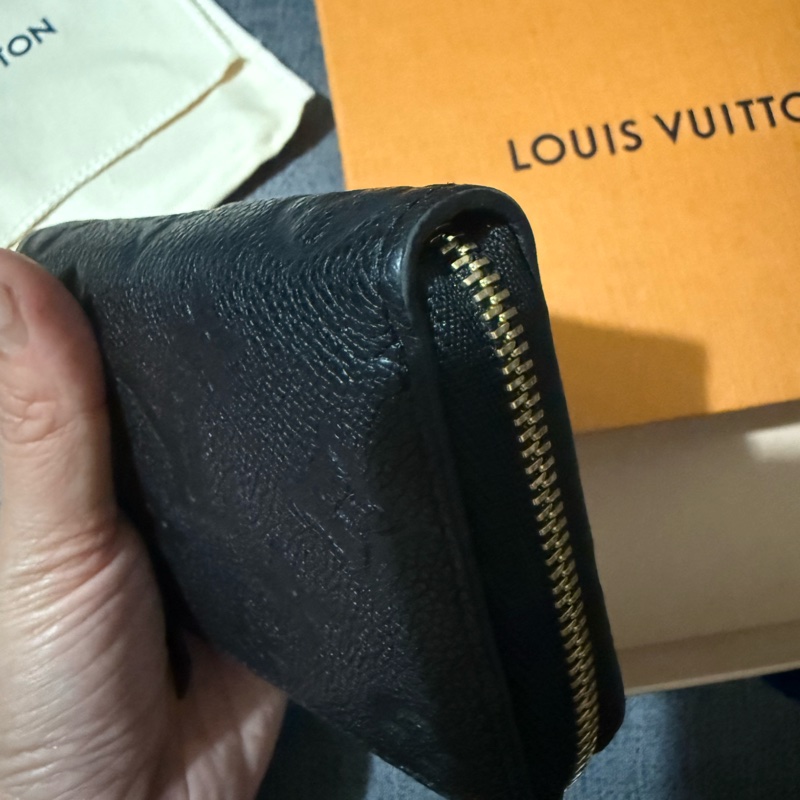 92新LV黑色壓紋全皮ㄇ拉卡包-7