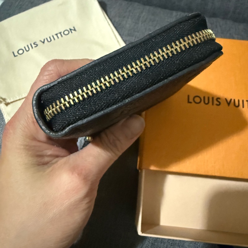 92新LV黑色壓紋全皮ㄇ拉卡包-10