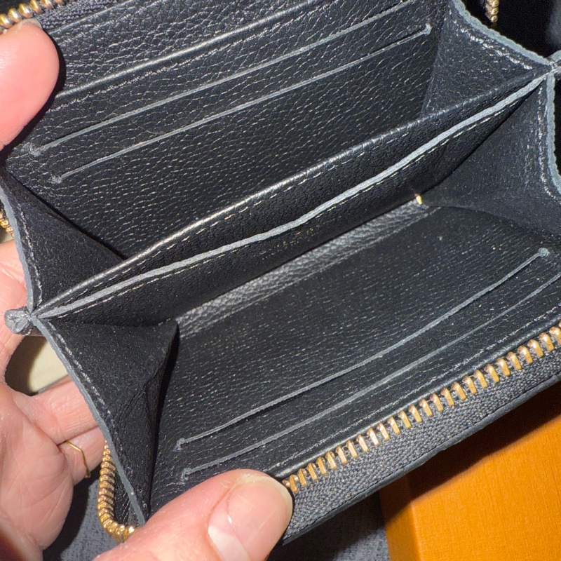 92新LV黑色壓紋全皮ㄇ拉卡包-11