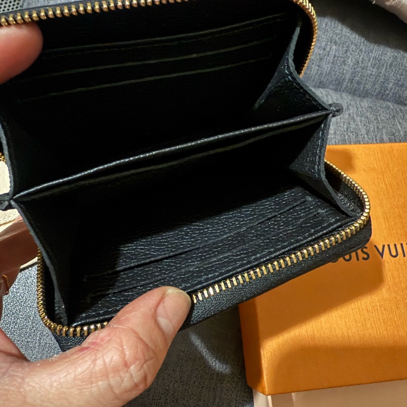 92新LV黑色壓紋全皮ㄇ拉卡包-12