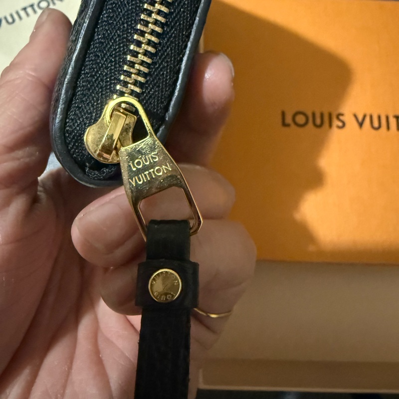 92新LV黑色壓紋全皮ㄇ拉卡包-15