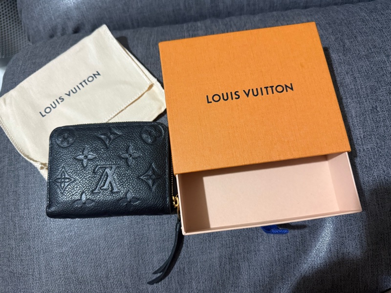 92新LV黑色壓紋全皮ㄇ拉卡包-17