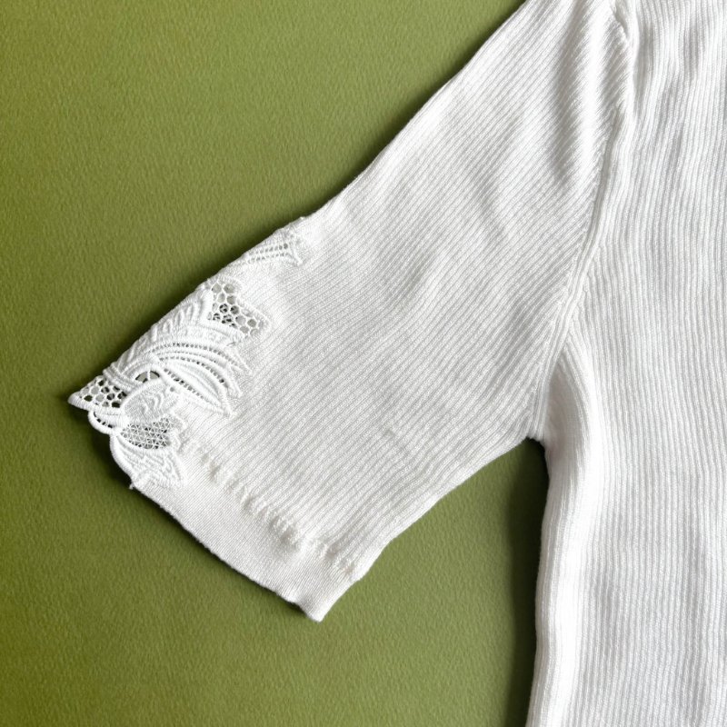 M號::Chloe:: Floral Guipure Lace V-Neck Fitted Top 白色蕾絲V領邊 合身上衣-8