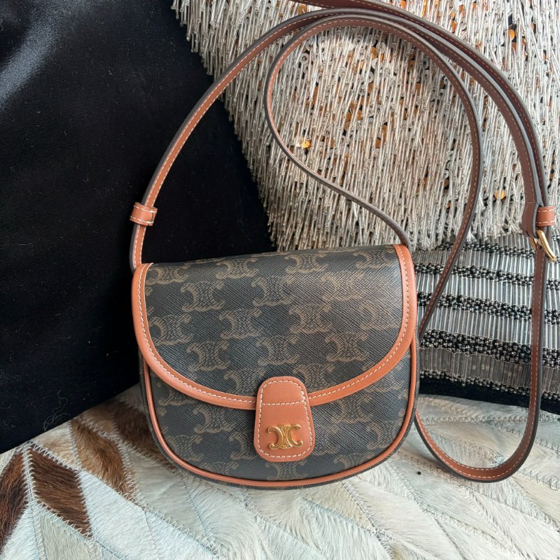 CELINE 滿版LOGO小馬鞍斜背包-1