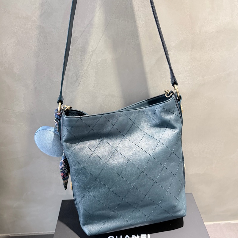 CHANEL hobo 嬉皮徽章包🪅水桶包-10