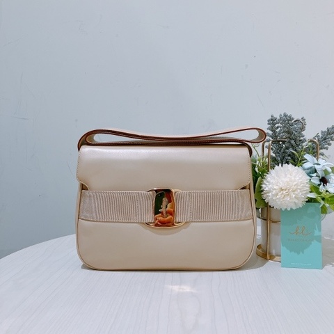 TK1977 菲拉格慕中古米白色斜挎包SALVATORE FERRAGAMO VINTAGE VARA SHOULDER BAG