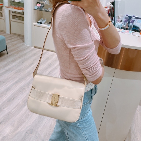 TK1977 菲拉格慕中古米白色斜挎包SALVATORE FERRAGAMO VINTAGE VARA SHOULDER BAG-1