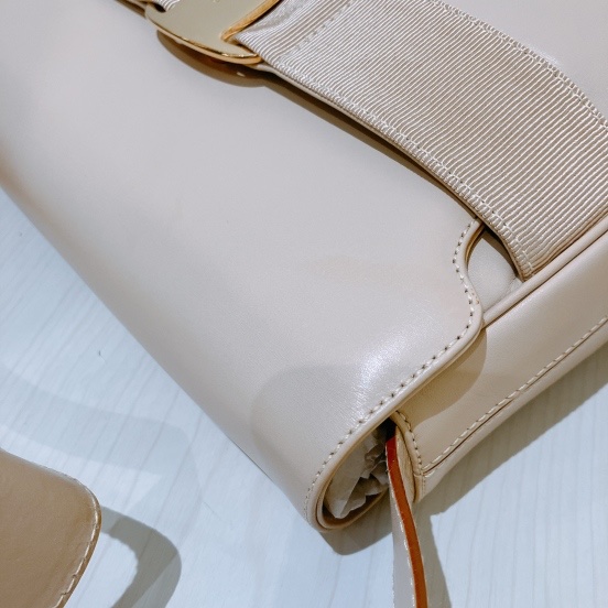 TK1977 菲拉格慕中古米白色斜挎包SALVATORE FERRAGAMO VINTAGE VARA SHOULDER BAG-9