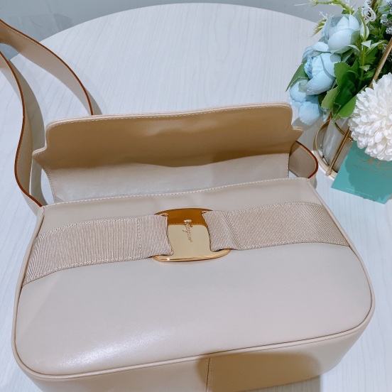 TK1977 菲拉格慕中古米白色斜挎包SALVATORE FERRAGAMO VINTAGE VARA SHOULDER BAG-15