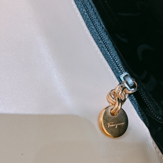 TK1977 菲拉格慕中古米白色斜挎包SALVATORE FERRAGAMO VINTAGE VARA SHOULDER BAG-17