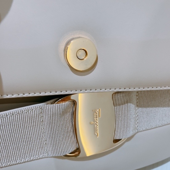TK1977 菲拉格慕中古米白色斜挎包SALVATORE FERRAGAMO VINTAGE VARA SHOULDER BAG-19