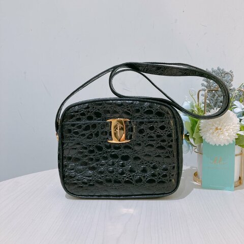 TK1978  菲拉格慕 壓紋皮革 鱷魚紋 側背包 黑色 Salvatore Ferragamo Vintage Crocodile Paint Carmera Bag Calfskin Black